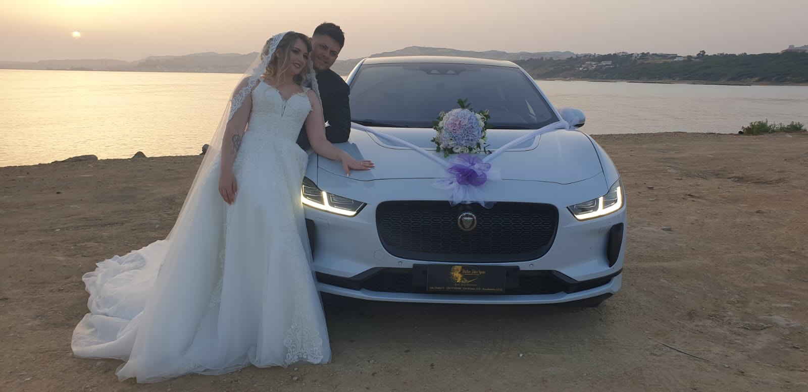 Auto da cerimonia bianca con autista per gli sposi